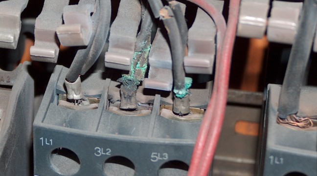 Les échauffements prolongés sur les câbles ont provoqué une dégradation des isolants.